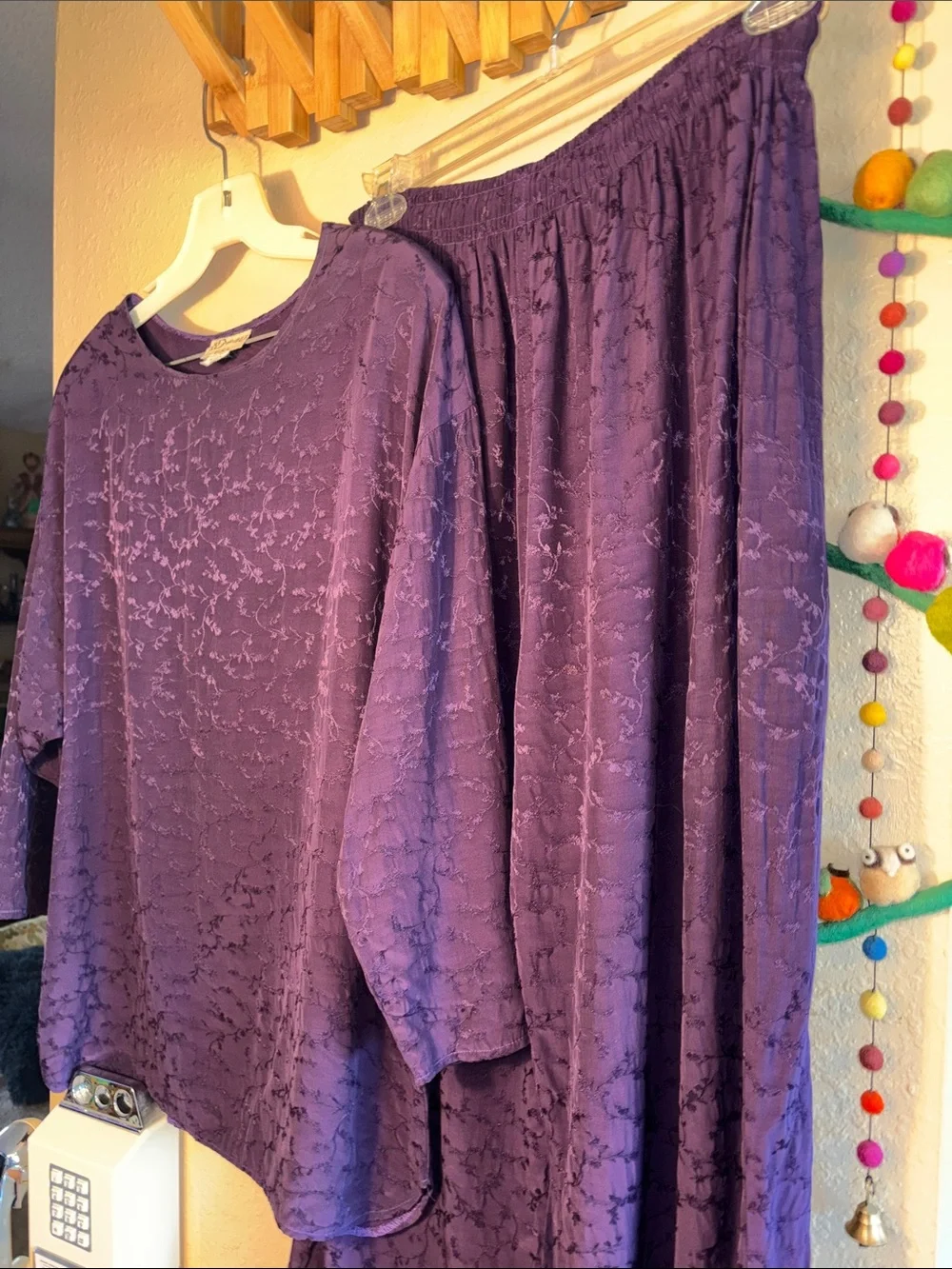 EUC VINTAGE two-piece matching set from the brand ID 4 U, featuring a long-sleev